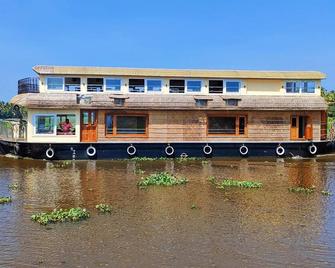 Lakeshore Premier Serviced Villa - Room Near Lake Vembanad! - Thanneermukkom - Edificio