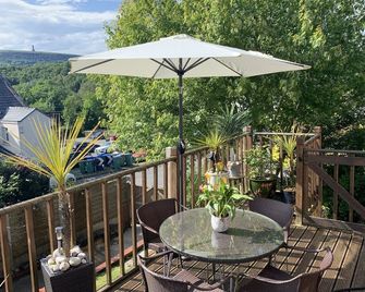 One bedroom apartment with en-suite & patio - Bury - Balcony