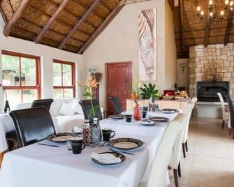 Strawberry Fields Country Manor Guest Ho - Midrand - Їдальня