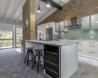 Bay Parklands 4, 2 Gowrie Avenue - pool & tennis court - Nelson Bay - Küche
