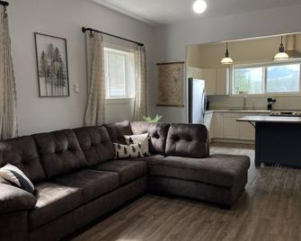 Hot Tub & Mountain Views in Libby - Libby - Living room