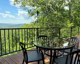 Luxury Timber Frame Mountaintop Lodge, Stunning Views, 5 Suites, Chef's Kitchen - Spring Mills - Balcón
