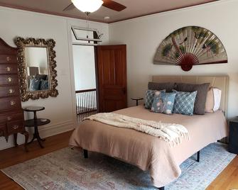 Historic 1875 Victorian-Pear Tree Manor - close to downtown, Lake Huron, & river - Port Huron - Bedroom