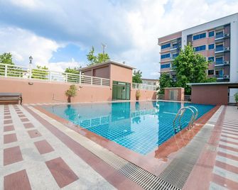 The Route Sriracha Hotel And Residence - Si Racha - Pool