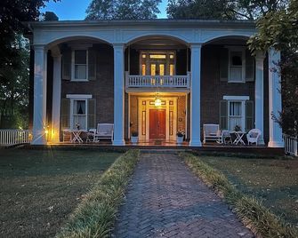 Room 4 King Belmont Inn. In room private bathroom 2nd floor Shelbyville, TN - Shelbyville - Edificio
