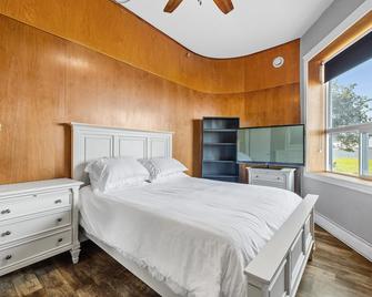 3 bedroom downtown Summerside directly on the ocean. Sleeps 6 . Walk to town - Summerside - Bedroom