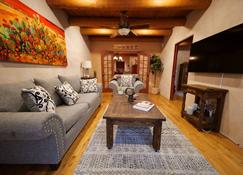 Magical Santa Fe Stay, Minutes From Town Square, Sleeps 4, includes free parking and outdoor hot tub! - Santa Fe - Stue