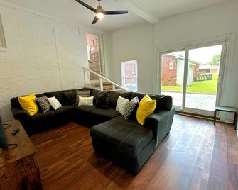 3-bedroom house in brilliant Rocky Mount with AC, WiFi - Rocky Mount - Living room