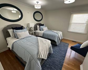 Westwood Luxury Ranch Home includes washer/dryer - Richmond - Bedroom