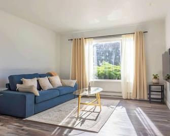 lovely 2-bedroom apartment with free parking - Renton - Living room