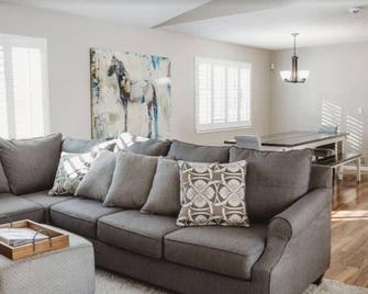 South of Denver - Highlands Ranch - Living room