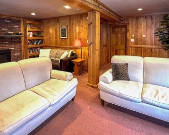 Vacation Rental Home about 2 Mi to Windham Mountain! - Windham - Wohnzimmer