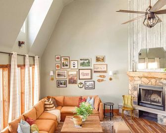 The Barneby Inn | Hot Tub • Game Room • Speakeasy - Lancaster - Living room