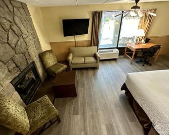 Days Inn & Suites by Wyndham Pigeon Forge - Pigeon Forge - Living room