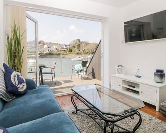 2 Beach Cottage - Plymouth - Living room