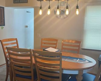 Delightful cottage with AC in charming Delavan - Delavan - Dining room