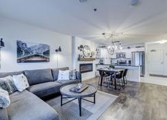 ★ Downtown Whitehorse Condo | The Northern Lux ★ - Whitehorse - Living room