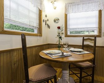 Hot Tub, View, Creek, Wifi, King Bed, Jacuzzi In Master Bath. - Maggie Valley - Eetruimte