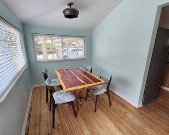 Charming 2-bed 2-bath cottage in Cedar Key. Golf cart included. - Cedar Key - Dining room