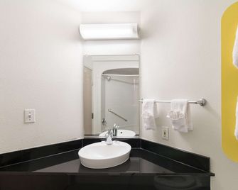 Motel 6 Hillsboro Tx - Hillsboro - Bathroom