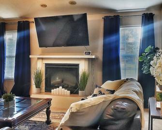 2 King Rooms+2 Queen Rooms~ Spacious Yard~ 15mins to FLW gate. - Waynesville - Living room
