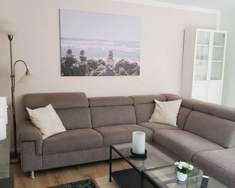 Schöne 120-qm-Ferienwohnung - Sonnenterrasse - Stadtgrenze Lübeck - Stockelsdorf - Wohnzimmer
