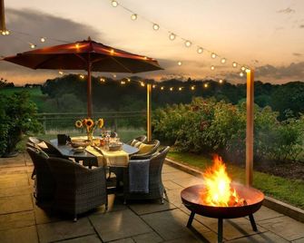 Kingfisher Cottage - sleeps 14 guests in 6 bedrooms - Bridgnorth - Patio