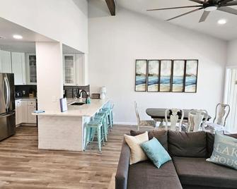 Lake Travis Oasis, Walk to Pool, Gym, Marina, Food - Leander - Living room