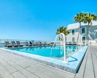 Island Living at Island Place 205! - Cedar Key - Piscina
