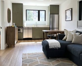 Tranquility Base, Modern One-Bedroom Apartment - Carbondale - Soggiorno