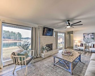 Waterfront Home w/ Dock 3 Mi to Oaklawn Racing! - Hot Springs - Salon