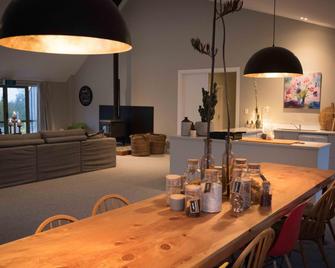 Split Apple Lodge - Kaiteriteri - Dining room