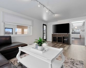 The Meadows - Green Bay - Living room