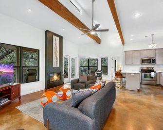 Secluded Wimberley Creekfront Home | Hot Tub, Fire Pit & Hill Country Views - Wimberley - Вітальня