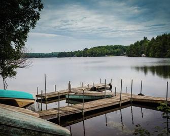 Wooded Lakeside Cottage ,Fishing, Snowmobiling, Hunting, Boats, Hot Tub - Gwinn - Kitchen