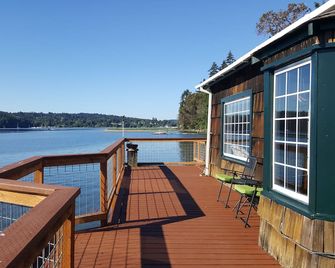 Charming Beach Cabin in Quartermaster Ha - Vashon - Balcón