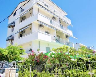 Privatbakon with sea view, 2 min. V. Sea / beach, free Wi-Fi - Kastela - Building