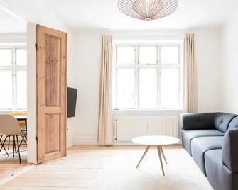 Spacious And Cool 1-Bed in Oegadekvarter - Aarhus - Living room