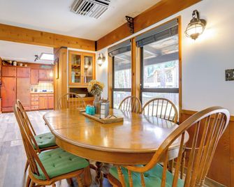 1 Mi to Lake Hot Tub Haven in Pollock Pines! - Pollock Pines - Dining room