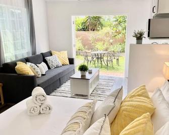 Hidden King Suite with Garden Parking - 4 Guest - La Mesa - Living room