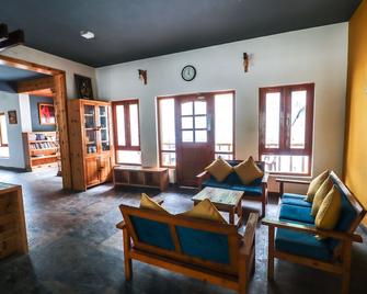 Prakriti The Retreat - Harsil - Sala de estar