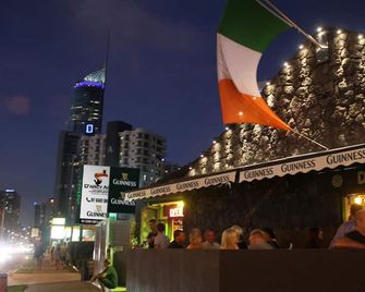Darcy Arms Motel - Surfers Paradise