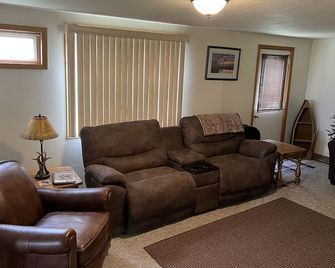 Great area for hunting and fishing, dog kennel on property - Roslyn - Living room