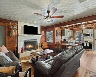 Private & Seculded Cabin on Comanche Creek with 73 Acres to Roam - Llano - Living room