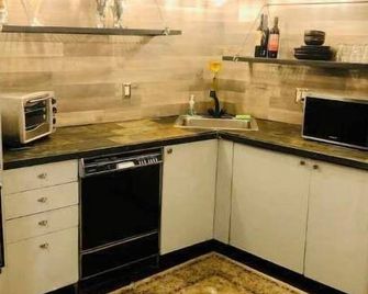 1920s fully updated unique 2 BR open artist loft space - Brookfield - Kitchen