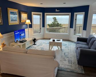 Watersports paradise, 65ft floating dock, bay in front, lagoon in back yard - Tuckerton - Sala de estar