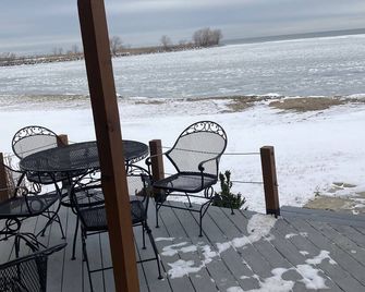 Lakefront Sunset Heaven. - Lorain - Patio