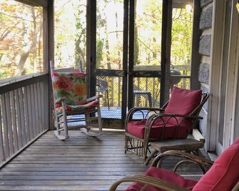 1890's Cabin With Modern Conveniences on a Beautiful Lake ! - Saluda - Balkon