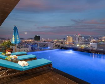 Sana Da Nang Beach Hotel - Da Nang - Pool