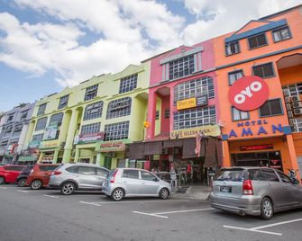 Spot On 89788 Musafir Transit Hotel - Kampung Baharu Nilai - Gebouw